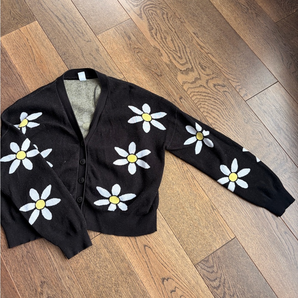 Black cardigan with daisies